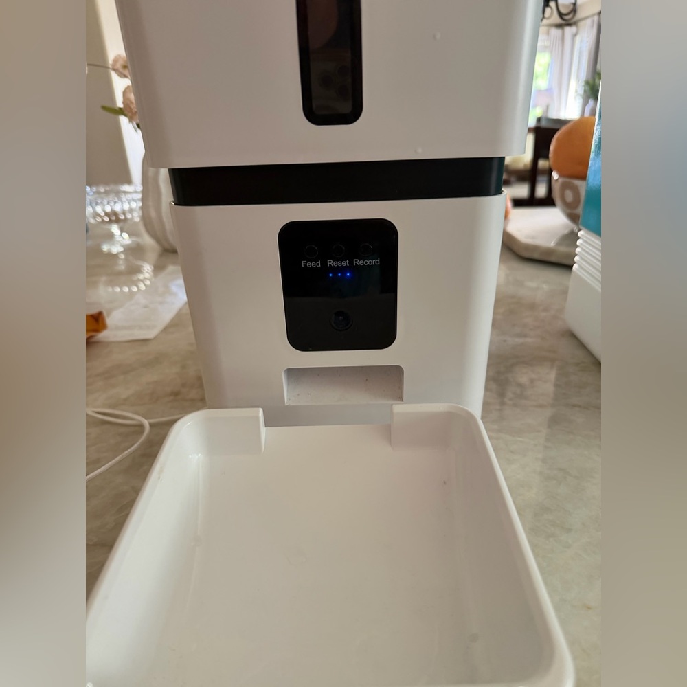 DoHonest pet feeder with camera EUC - Picture 2 of 10